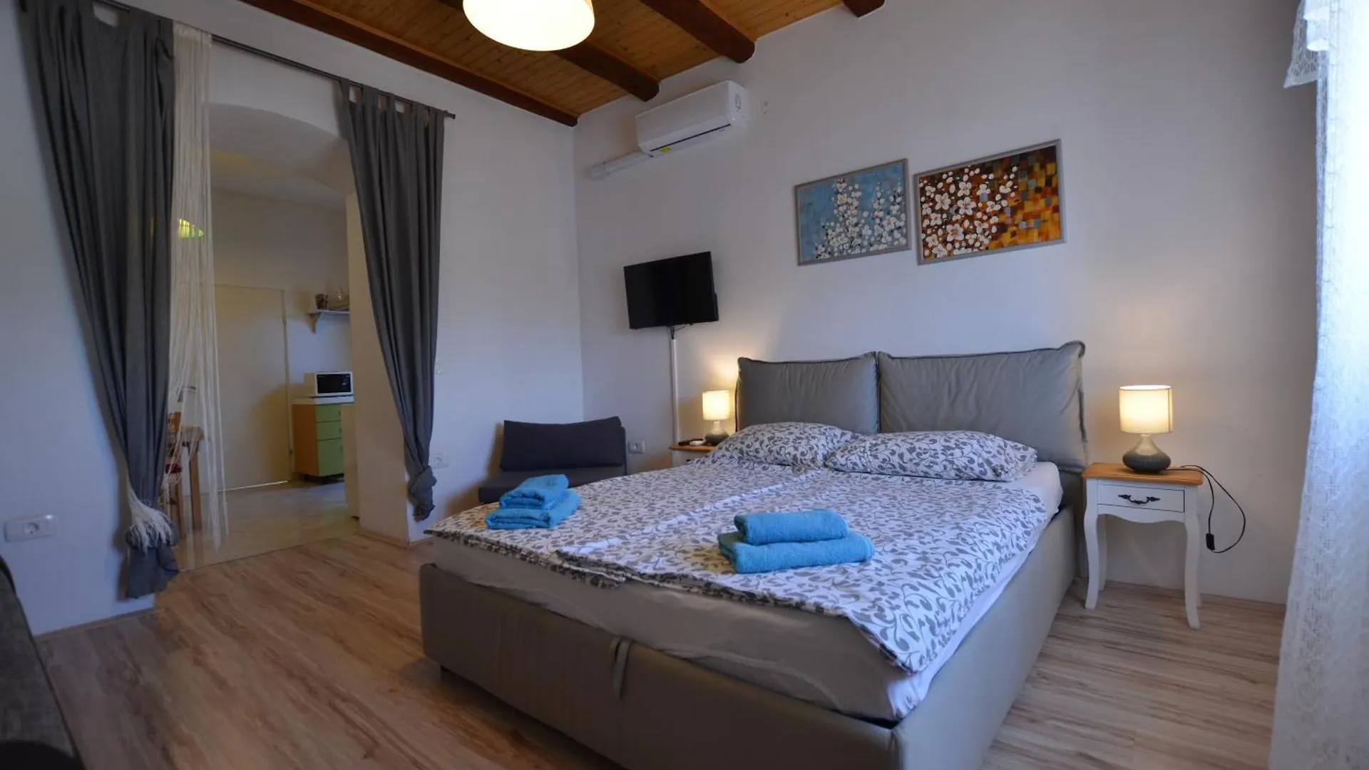 Graziella Apartment 로비니